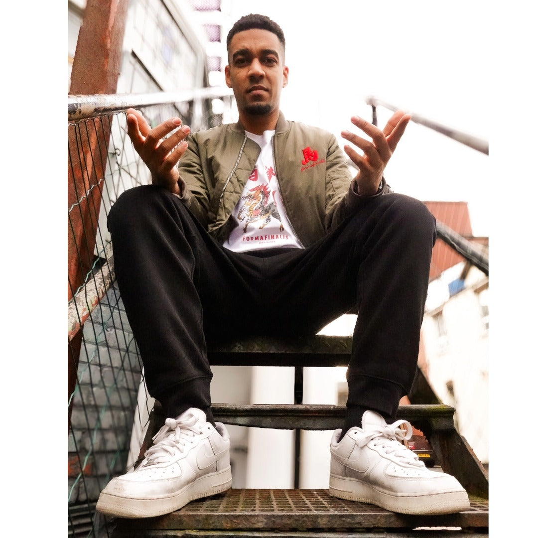 The white 180 GSM organic base layer. Designed to reflect the city’s shifting light, providing a high-contrast foundation beneath the Khaki Chimera shell. This is the "Lóng Mǎ Jīng Shén" (Dragon Spirit) manifesting in the day.